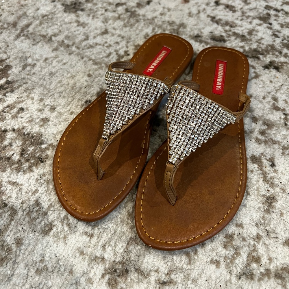 Union bay leather and rhinestone triangle flat sandal flip flops size 8.5